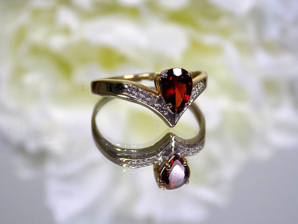 ESTATE Women's .82ct TW Natural Garnet & Diamond Ring in Solid 10K Yellow Gold