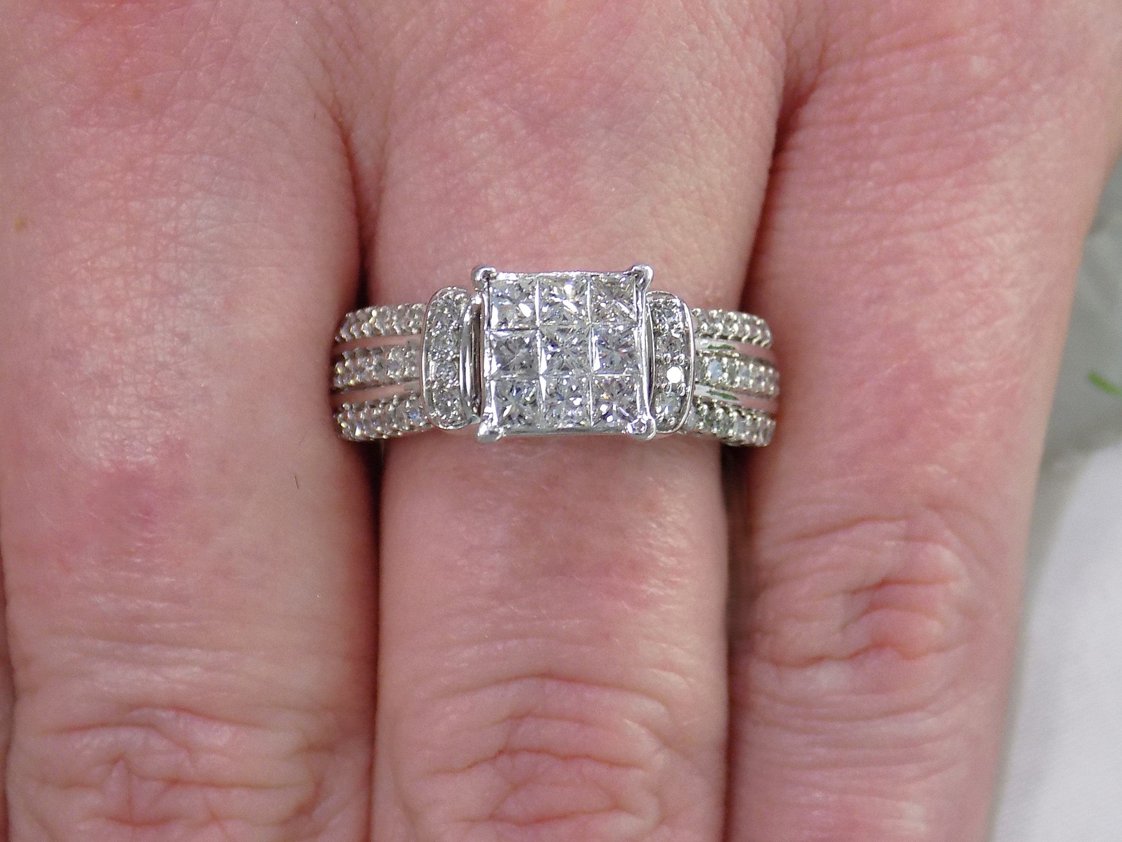 ESTATE 1ct TW Invisible Set Natural Princess Cut & Round Diamonds in 10K White Gold