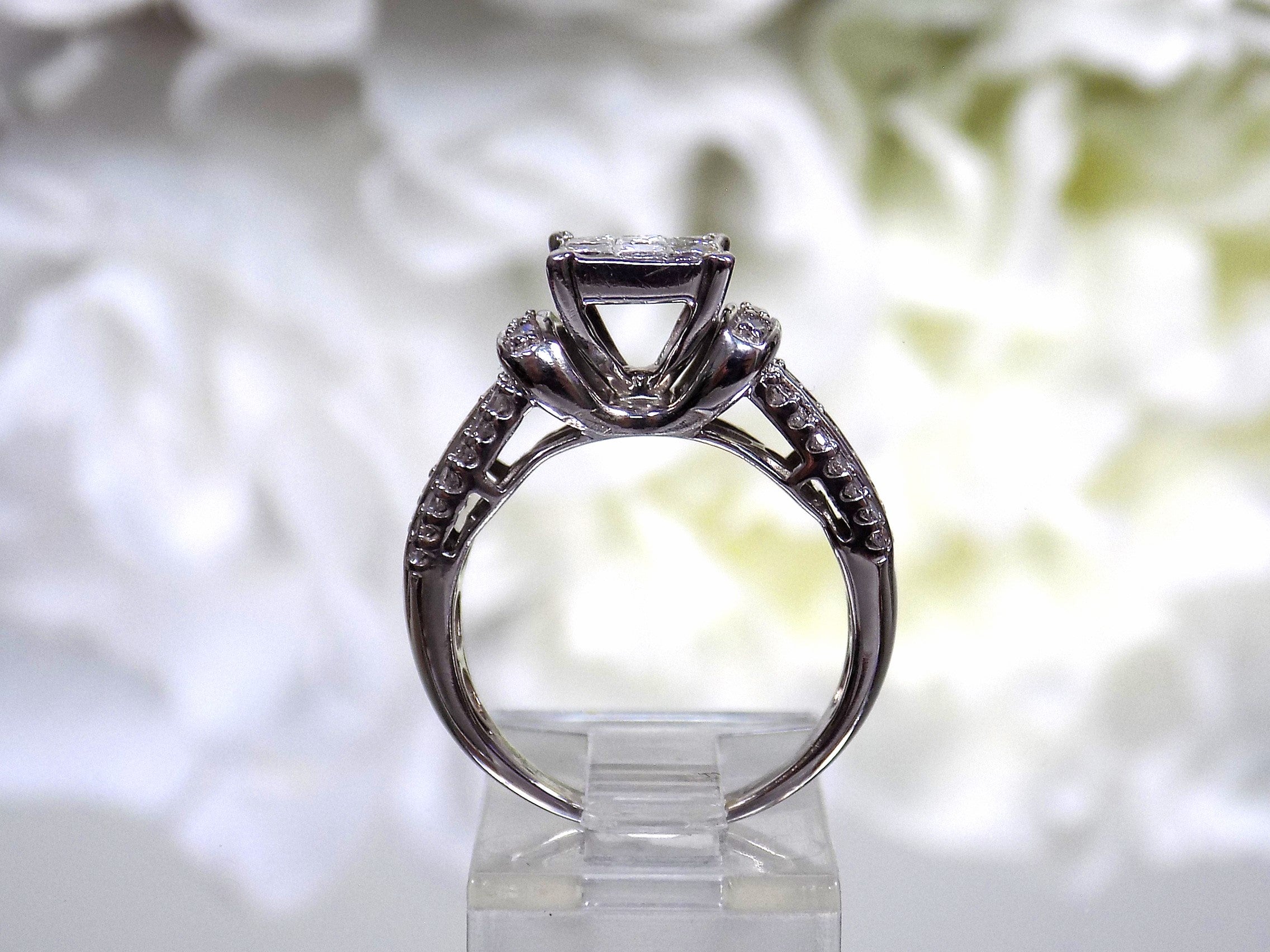 ESTATE 1ct TW Invisible Set Natural Princess Cut & Round Diamonds in 10K White Gold