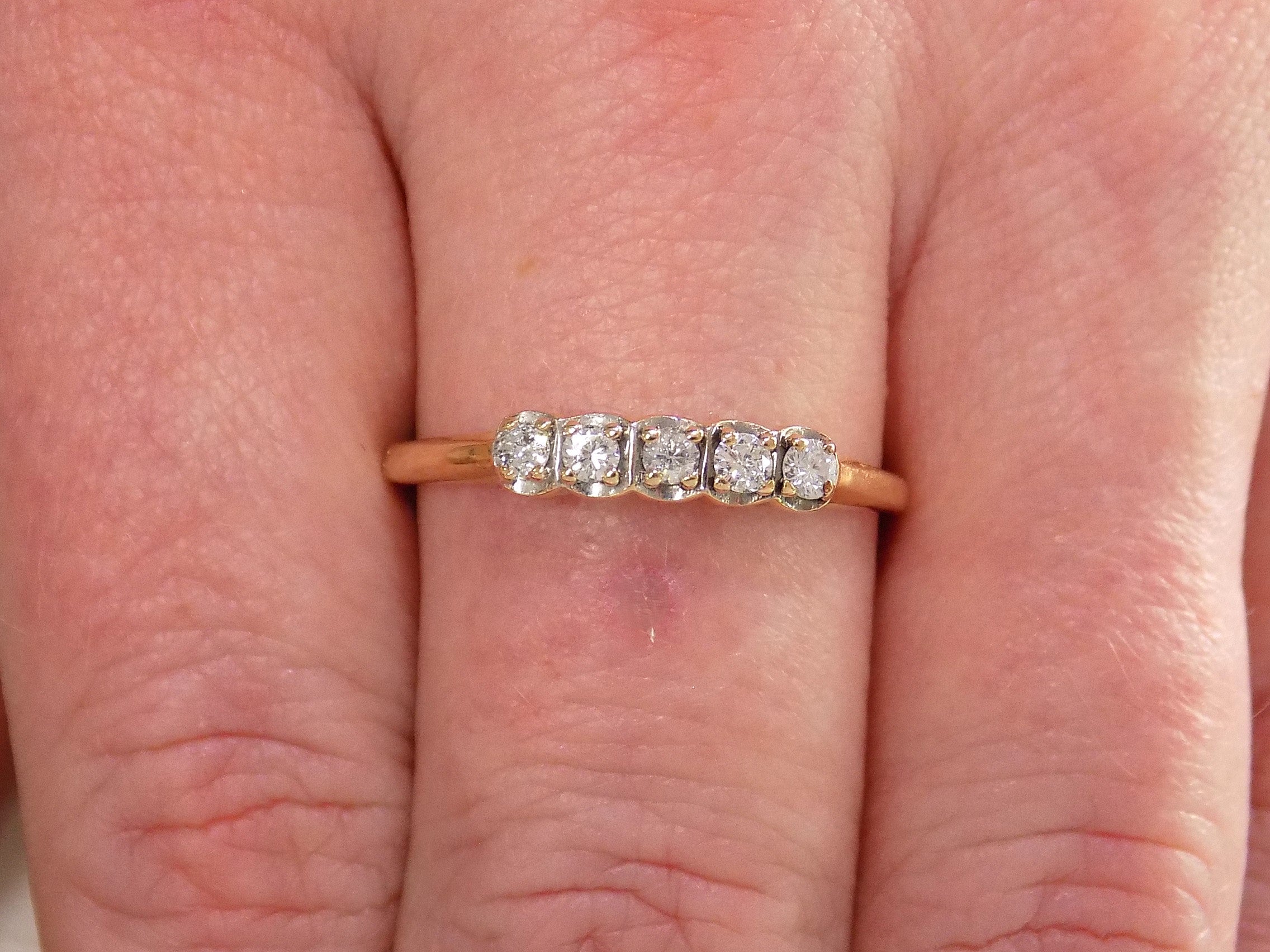 ESTATE Women's .15ct 5-Stone Round Diamond Band in 10K Yellow Gold