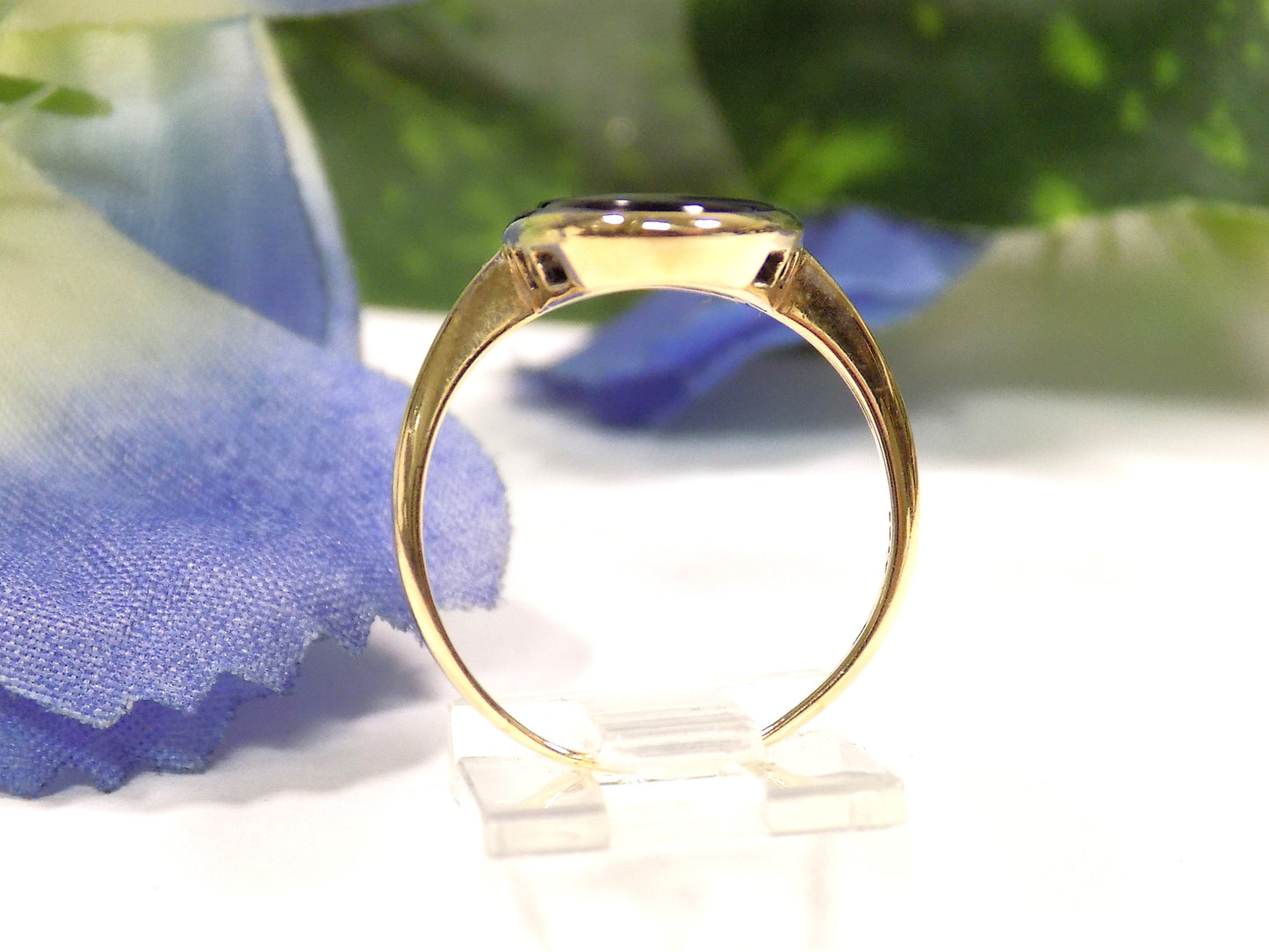 Vintage Oval Shape Black Onyx Ring Bezel Set in 10K Yellow Gold - Nearly New Condition