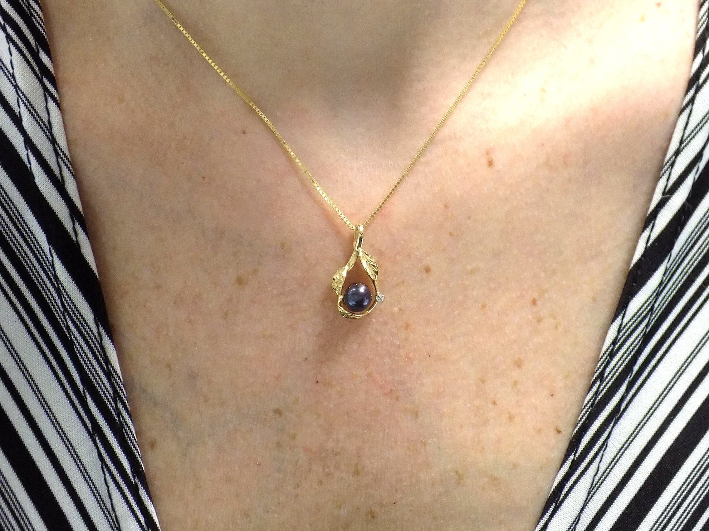 ESTATE Women's 7mm Black Pearl Pendant/Necklace with Natural Round Diamond Accent in 14K Yellow Gold