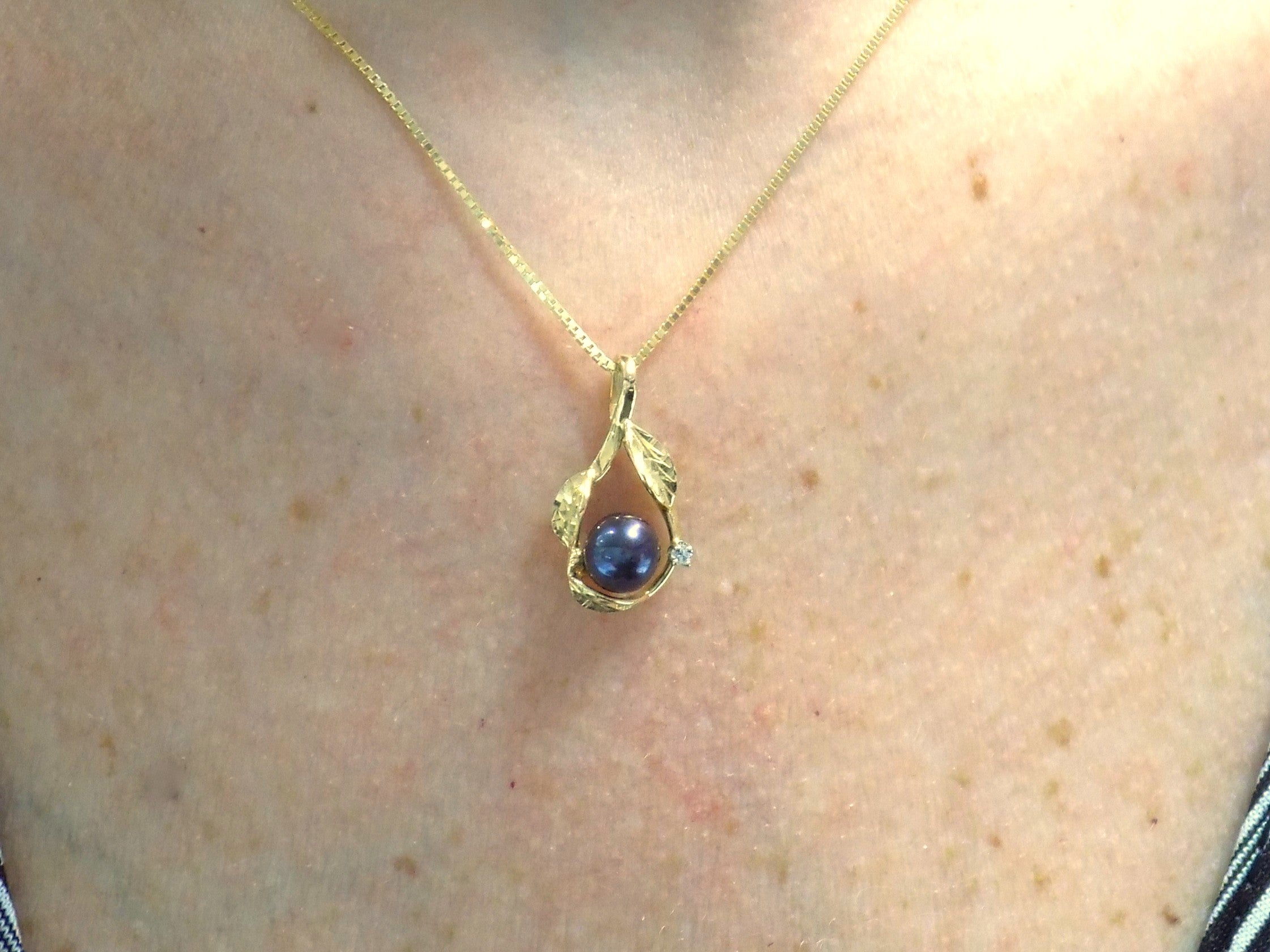 ESTATE Women's 7mm Black Pearl Pendant/Necklace with Natural Round Diamond Accent in 14K Yellow Gold