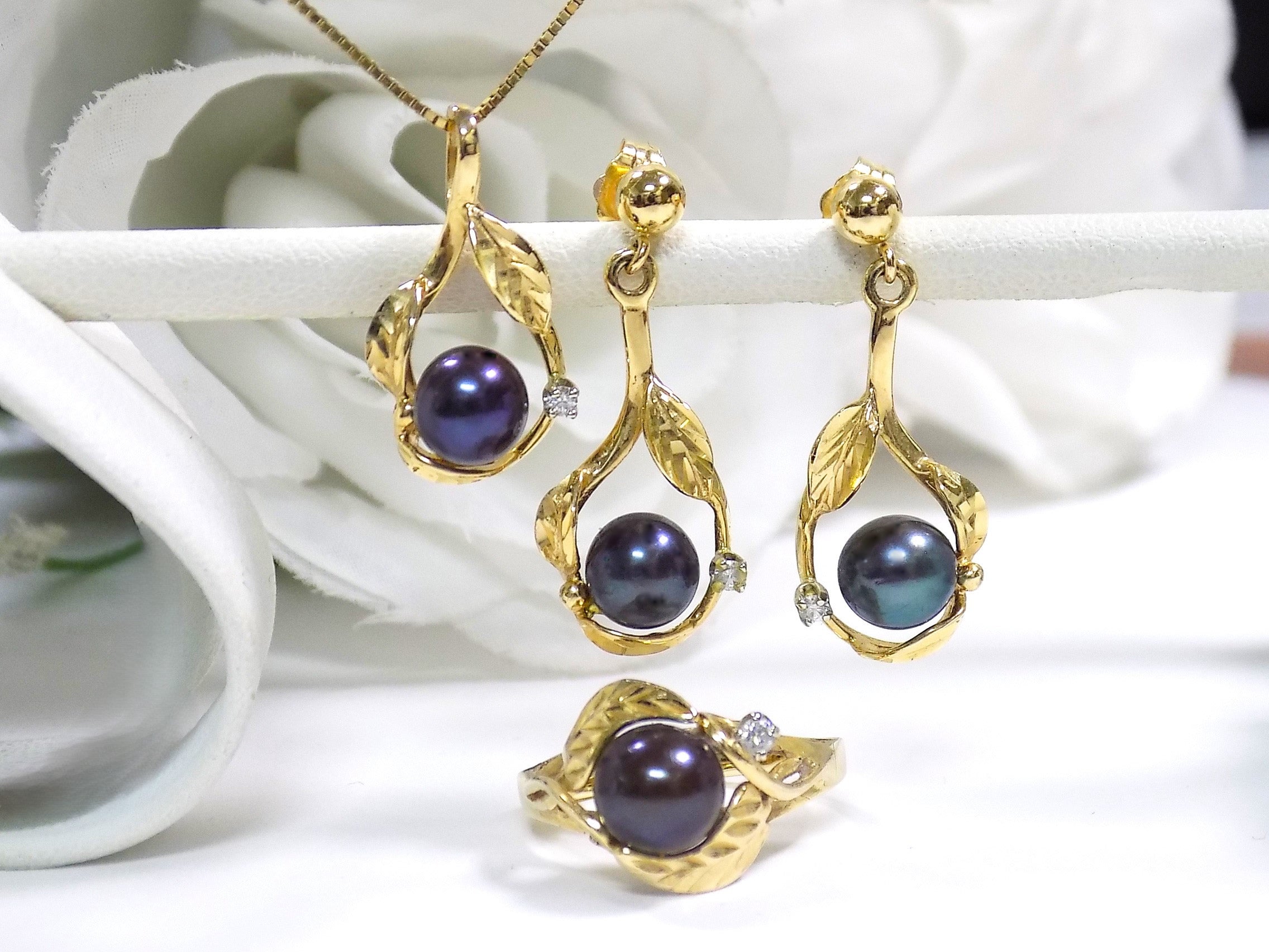ESTATE Women's 7mm Black Pearl Pendant/Necklace with Natural Round Diamond Accent in 14K Yellow Gold