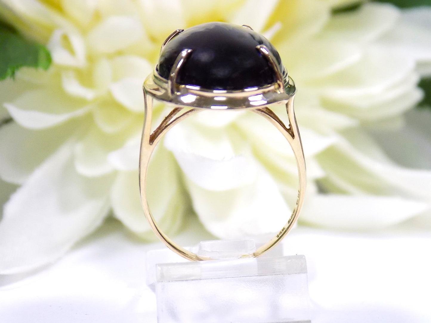 Vintage Cabochon Oval Shape Black Onyx Ring Prong Set in 14K Yellow Gold - Like New Condition