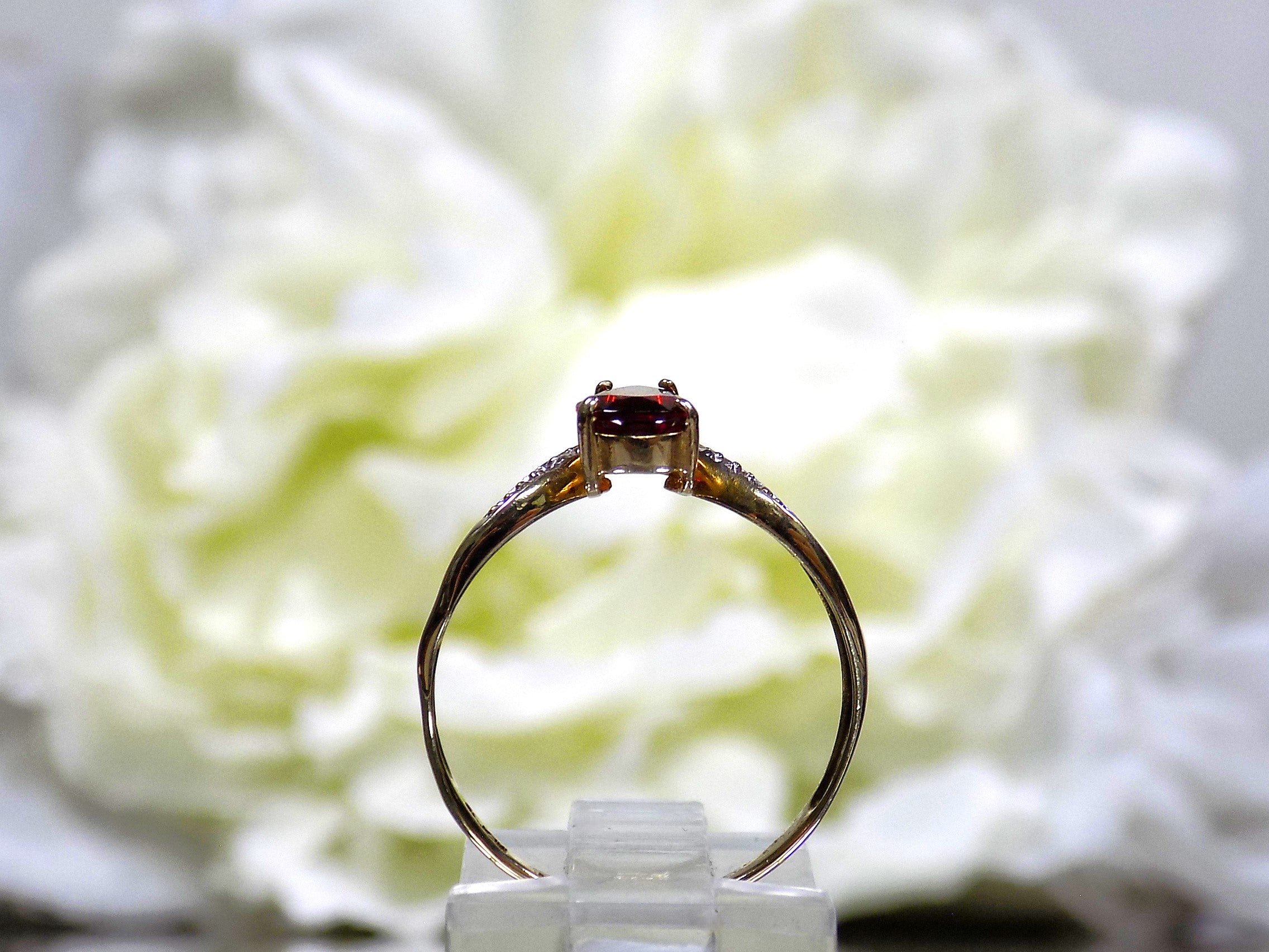 ESTATE Women's .82ct TW Natural Garnet & Diamond Ring in Solid 10K Yellow Gold