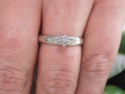 ESTATE Women's Natural Round Diamond Solitaire Engagement or Promise Ring in 10K White Gold