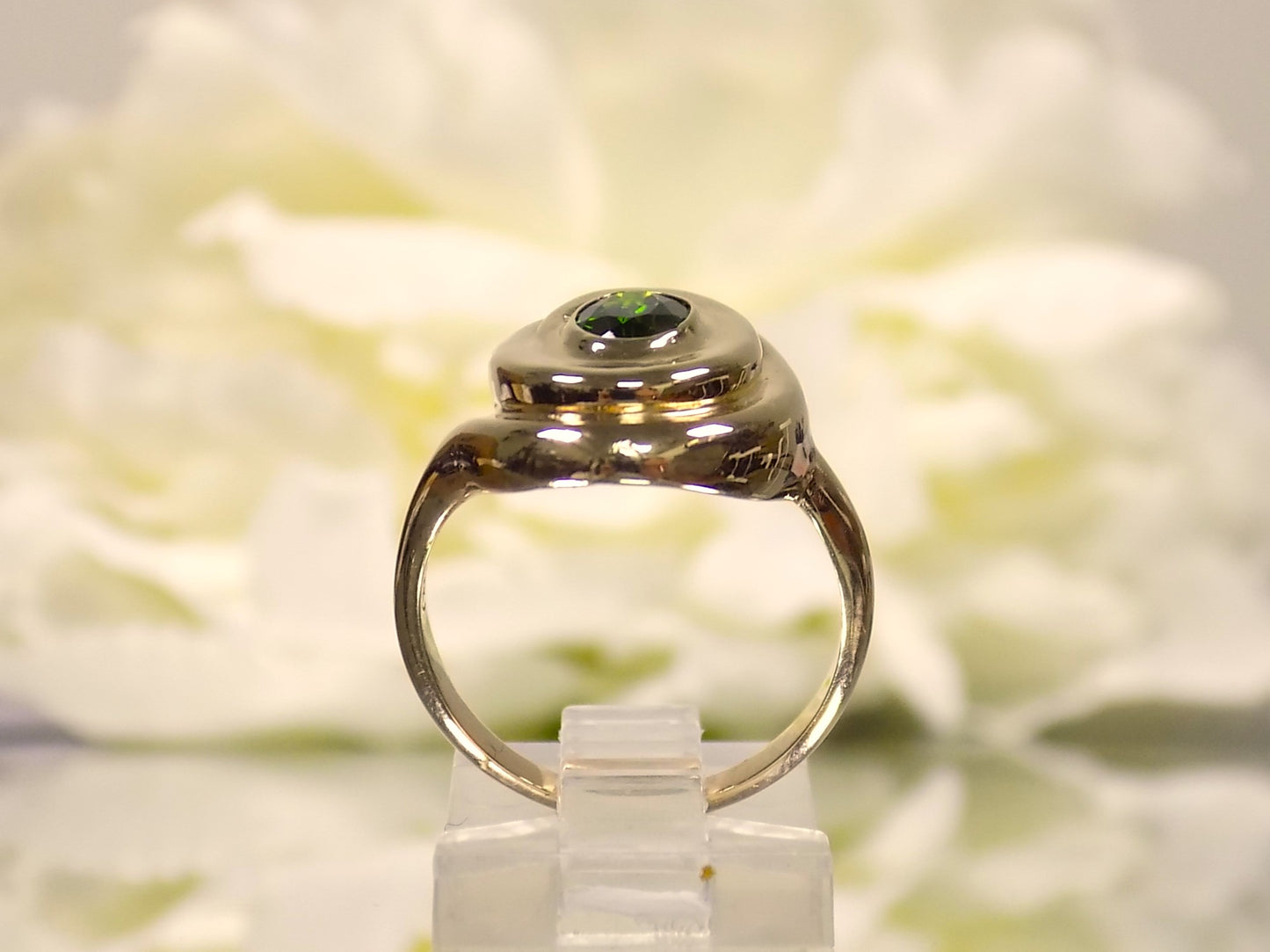 Custom Made Estate .90ct Natural Oval Shape Tsavorite (Green Garnet) Ring in 14K Yellow Gold - Near New Condition